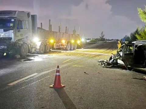 Xe 7 chỗ va chạm xe đầu kéo, 3 cháu nhỏ và 4 người lớn bị thương