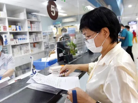 Người mua bảo hiểm y tế đủ 5 năm không còn phải tự thanh toán phần vượt trần, vậy ai sẽ làm?