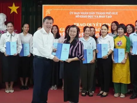 Huế công bố quyết định thuyên chuyển 56 cán bộ, giáo viên các cấp học