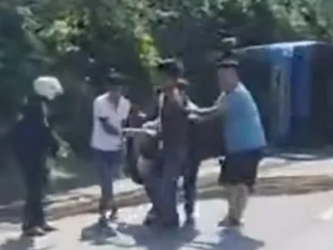 Lật xe khách, 2 người chết và nhiều người bị thương