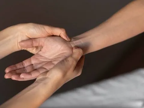 Cứ nghĩ tê tay do mỏi, ai ngờ mắc bệnh nguy hiểm