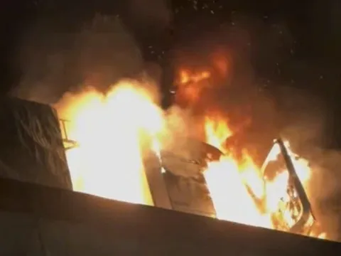 Xe đầu kéo bốc cháy ngùn ngụt trên đường vành đai 3