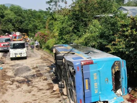 Lật xe khách 3 người chết, 20 người bị thương: Xe mất phanh khi xuống dốc