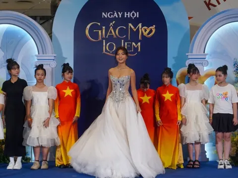 Hoa hậu Xuân Hạnh cùng 100 con công nhân “hóa thân” thành Lọ Lem