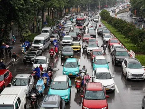 Hà Nội lại tắc khắp ngả trong cơn mưa nặng hạt vào giờ cao điểm