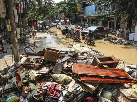 Bốn cơn bão liên tiếp trút xuống miền Bắc gây lũ lịch sử, nhấn chìm nhà cửa