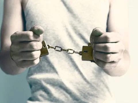 Truy tố kẻ dùng chăn làm bạn tình đồng tính tử vong sau khi 'phê' ma túy