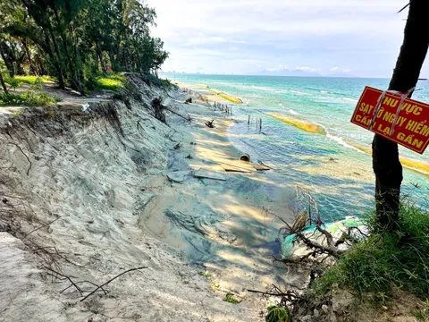 Bờ biển Hội An sạt lở, nhiều hộ kinh doanh thấp thỏm lo lắng