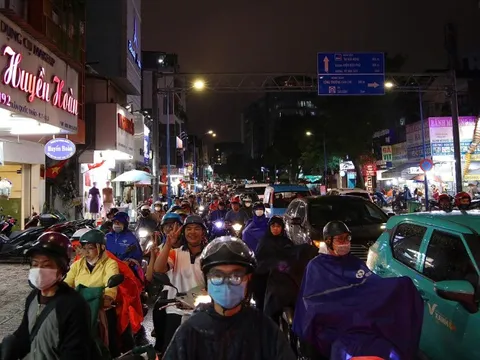 Mưa lớn vào giờ cao điểm, TP HCM kẹt xe khắp nơi