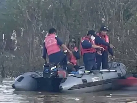 Vụ bố ôm 2 con nhỏ nhảy sông tự tử: Tìm thấy thi thể người bố