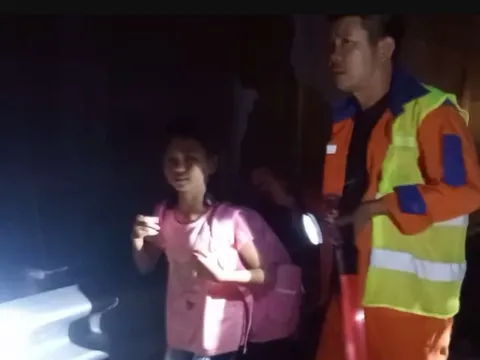 Bé gái 10 tuổi đi lạc trên cao tốc Bắc - Nam giữa đêm khuya