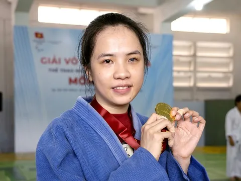 Bóng hồng vàng trong làng judo khiếm thị