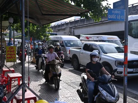 4 ngày, cảnh sát giao thông TP.HCM gửi 'phạt nguội' 400 xe máy leo vỉa hè