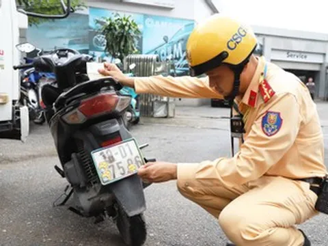 'Sợ' camera AI, tài xế dán băng dính che biển số nhưng không thoát phạt