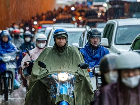 Nhiều tuyến phố Hà Nội kẹt cứng trong mưa