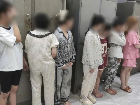 Bất ngờ kiểm tra quán karaoke, phát hiện 18 "dân chơi" dương tính với ma tuý