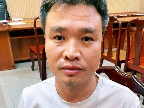 Bắt nhóm thay khóa dây chuyền "phù phép" vàng thật thành giả