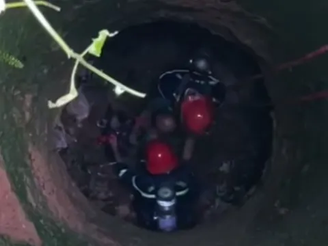 Cứu sống người đàn ông rơi xuống giếng hoang khi đi rừng