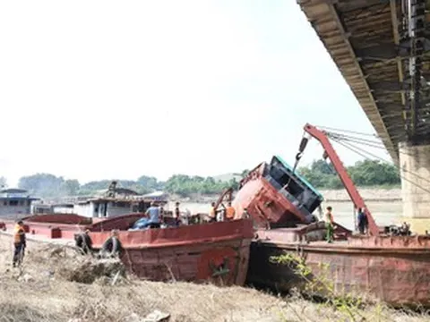 Cảnh sát trục vớt tàu đắm ở Phú Thọ liên quan vụ 2 vợ chồng tử vong