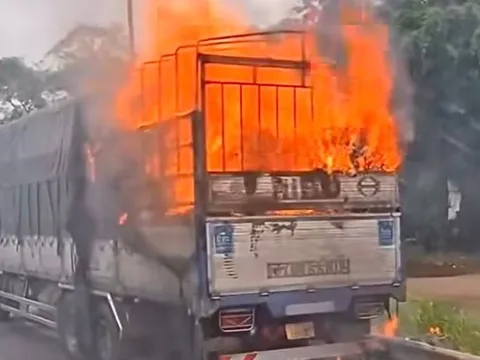 Xe tải cháy ngùn ngụt trên Quốc lộ 1