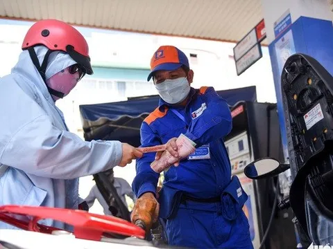 Xăng RON95 tăng giá, gần 20.000 đồng/lít