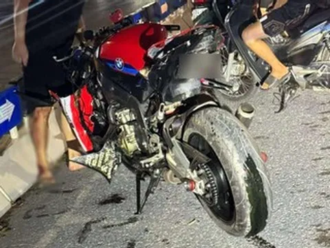 Mô tô phân khối lớn va chạm với xe máy ở Hà Nội, một người bị đứt lìa chân