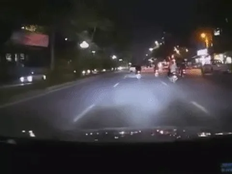 Tai nạn khiến cô gái đứt lìa chân ở Hà Nội: Xuất hiện clip xe mô tô 'phóng' cực nhanh