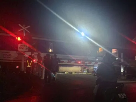 Tàu hỏa tông trúng người đàn ông nằm trên đường ray