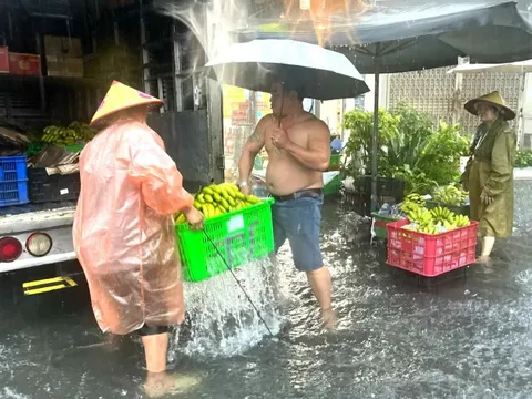 Mưa lớn gây ngập nhiều nơi ở Nha Trang