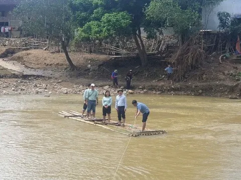 Nghệ An: Cầu dân sinh bị lũ cuốn trôi, người dân kết bè kéo dây vượt suối
