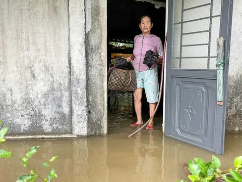 Huế: Nước sông dâng cao, nhiều nhà dân bị ngập sâu