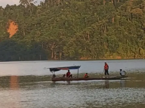 Uống bia trên nhà bè dưới lòng hồ thủy điện, một người đàn ông mất tích