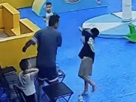 Vụ bé trai 8 tuổi bị tát vì ném bóng trúng bạn trong khu vui chơi: Triệu tập người đàn ông