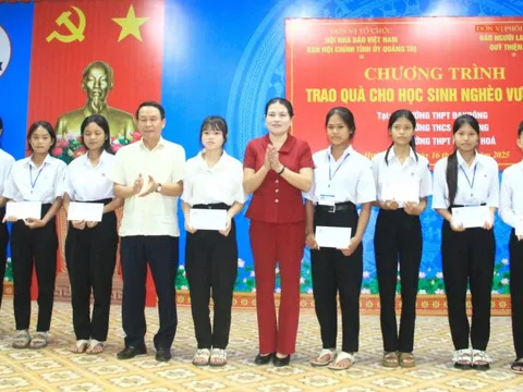 Trao 250 suất học bổng cho học sinh nghèo vượt khó ở Quảng Trị