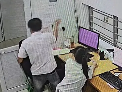VIDEO: Người đàn ông xông vào phòng cấp cứu đe dọa, đòi hành hung nữ bác sĩ