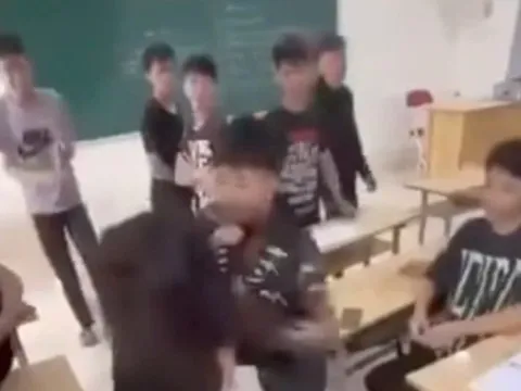 Xôn xao clip nhóm bạn cổ vũ cho nam sinh lớp 10 đánh bạn nữ trong lớp