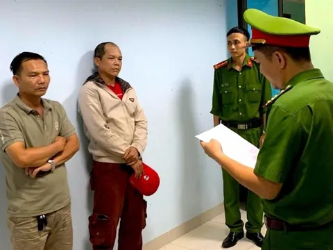 Bắt khẩn cấp 2 người chặn xe chửi bới, rút chìa khóa ô tô của CSGT còn quay clip đăng lên mạng