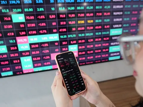 Chứng khoán Việt: Dòng tiền giao dịch sôi động bậc nhất, rủi ro cũng hàng đầu khu vực