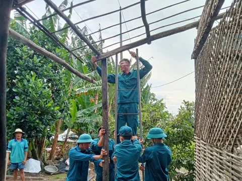 Đồng Tháp: Sập và tốc mái 14 căn nhà, sạt lở bờ kè dài 58m