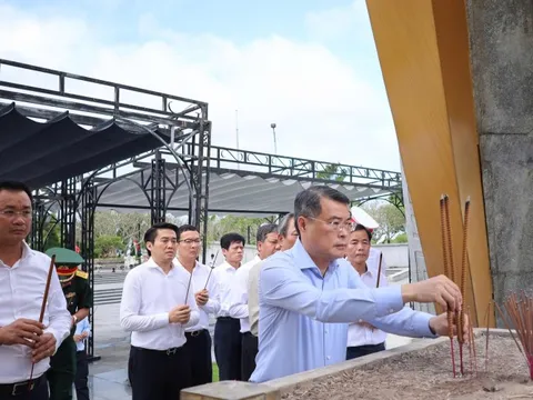 Trưởng Ban Tổ chức Trung ương Lê Minh Hưng tri ân các anh hùng liệt sĩ ở Quảng Trị