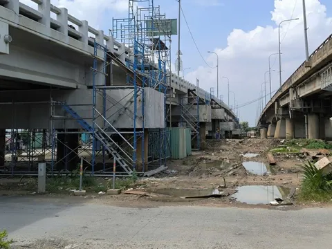 "Thần đèn" bắt đầu nâng cầu Bình Phước 1 lên cao thêm 1,25 m