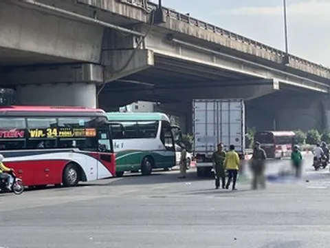 Va chạm với ô tô tải ở Hà Nội, nữ sinh lớp 9 tử vong