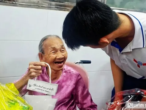 Những nụ cười tươi như hoa của các cụ bà neo đơn khi nhận quà 20/10