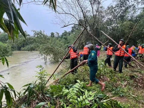 Bộ đội, công an dầm mưa gia cố bờ sông sạt lở sát nhà dân ở Huế