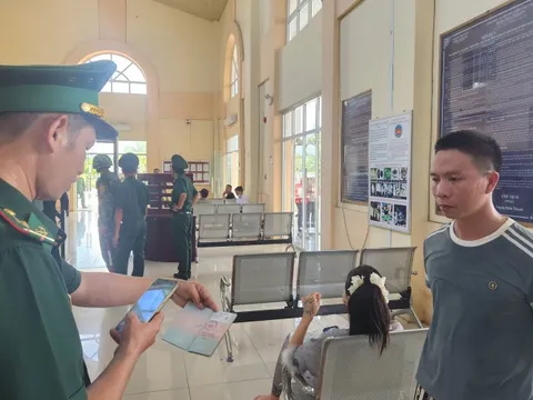 Tiếp nhận 48 công dân làm ‘việc nhẹ lương cao’ ở Campuchia về nước