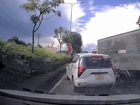 CSGT mời làm việc 2 tài xế vụ xe tải ép ô tô, đập kính giữa đường