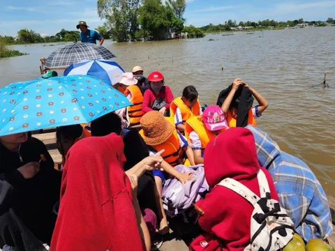 Lũ ngập đường, học sinh vùng biên An Giang được đưa đến trường bằng vỏ lãi