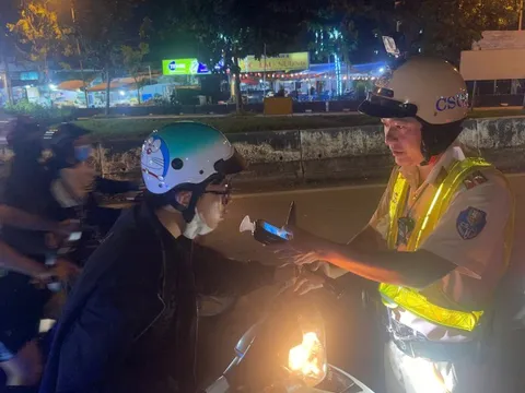 Bất ngờ với hành động của người vi phạm nồng độ cồn ở TP HCM