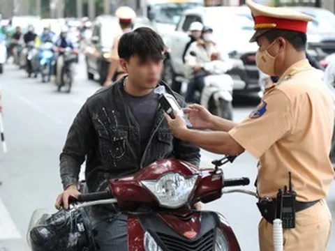 CSGT đồng loạt kiểm tra nồng độ cồn, vừa bắt đầu đã có tài xế vi phạm 'kịch khung'