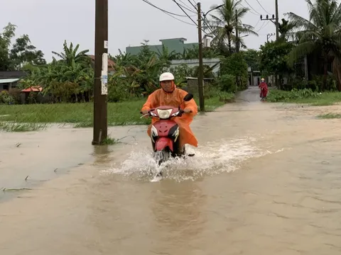 Mưa lớn, vùng núi Đà Nẵng ngập lụt, đất đá tràn xuống đường